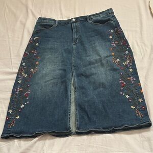 Driftwood floral embroidered front slit size 16 midi stretch denim jean skirt